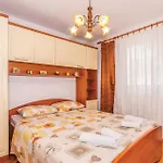2 Bedroom Gorgeous In Case de vacanță Polje (Krk)